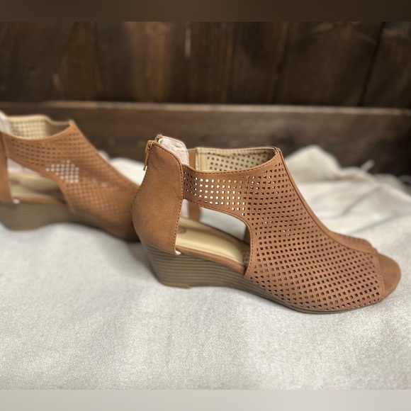 Dress Barn Shoes - NWOT•Dress Barn•8.5•Cognac•Zipper Back• Wedge•Sandal